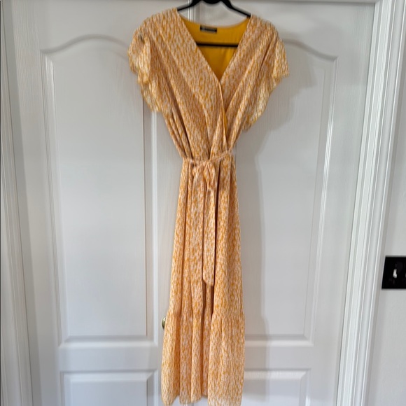 Dresses & Skirts - Elegant Yellow Patterned Wrap Dress